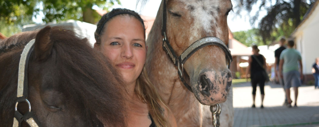 Frau mit zwei Pferden